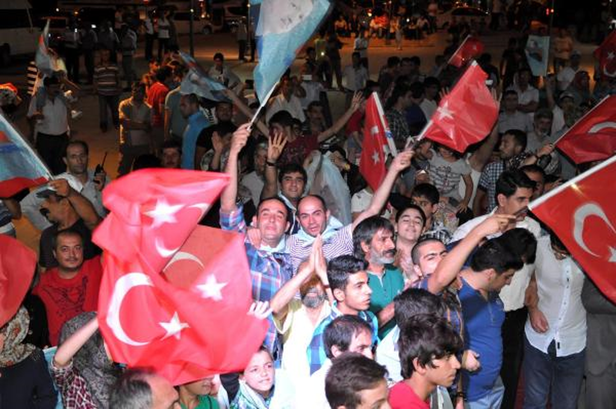 Elazığ\'da Ak Partililerden Kutlama