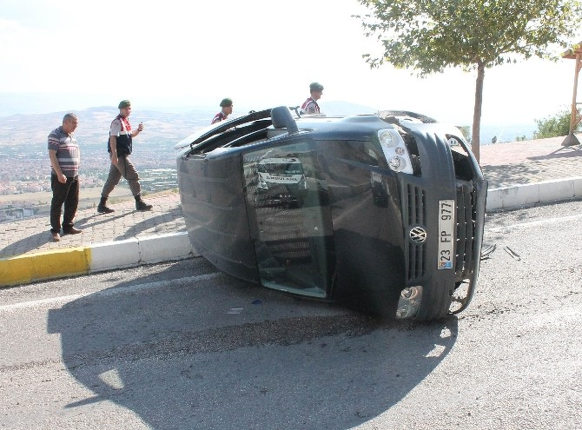 Elazığ\'da İki Ayrı Kazada 10 Kişi Yaralandı
