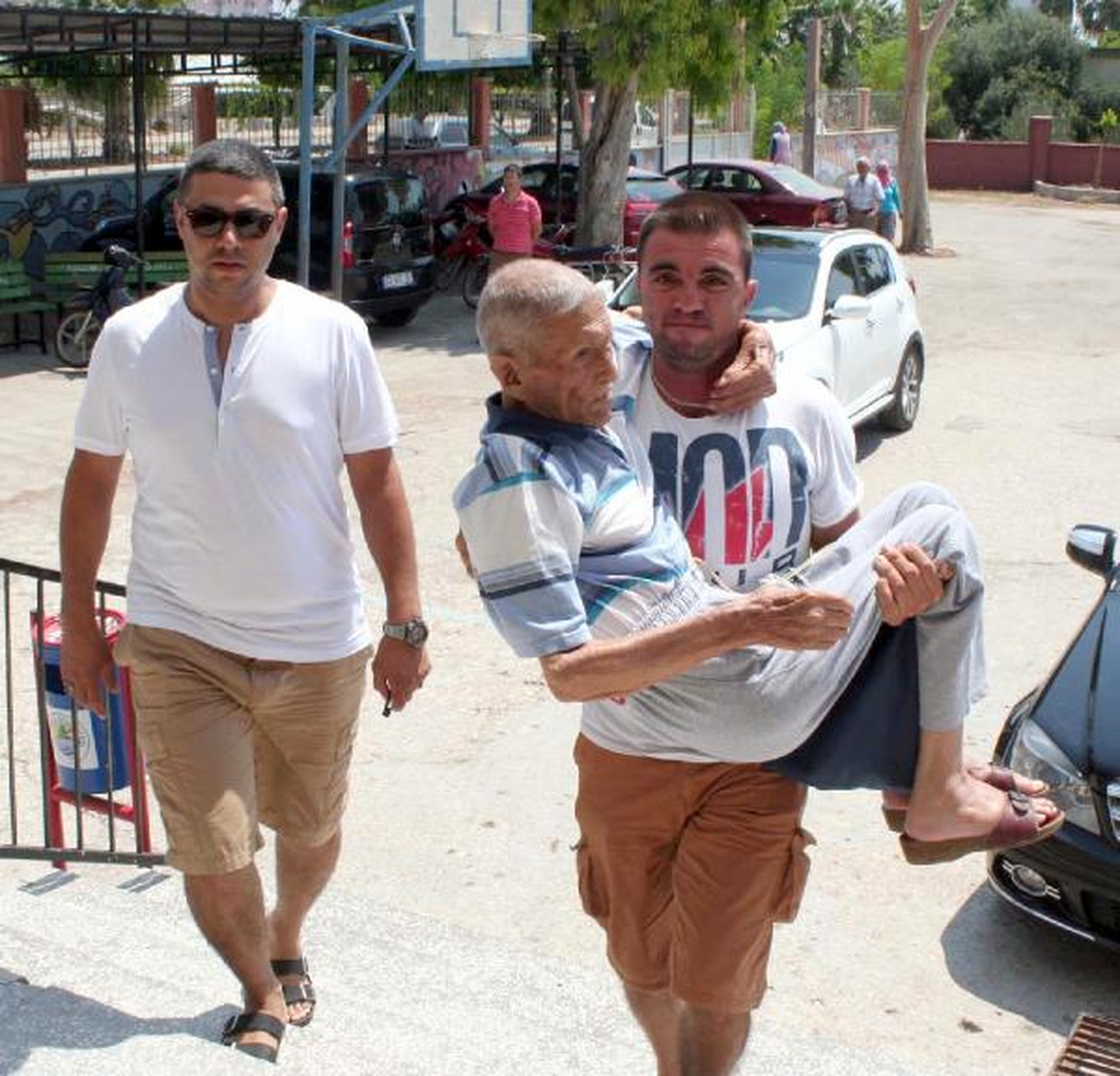 Oy Kullanmaya Torununun Kucağında Geldi