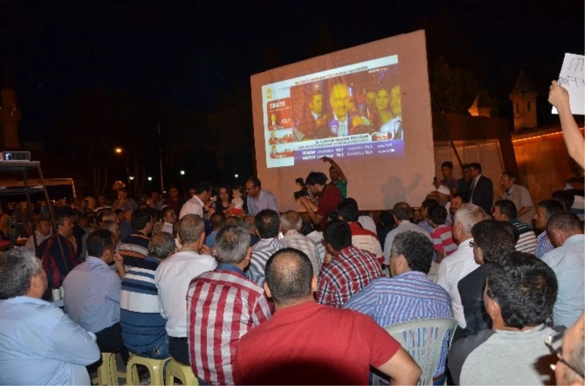 Karaman\'da Ak Partililer Seçim Zaferini Kent Meydanı\'nda Kutladı