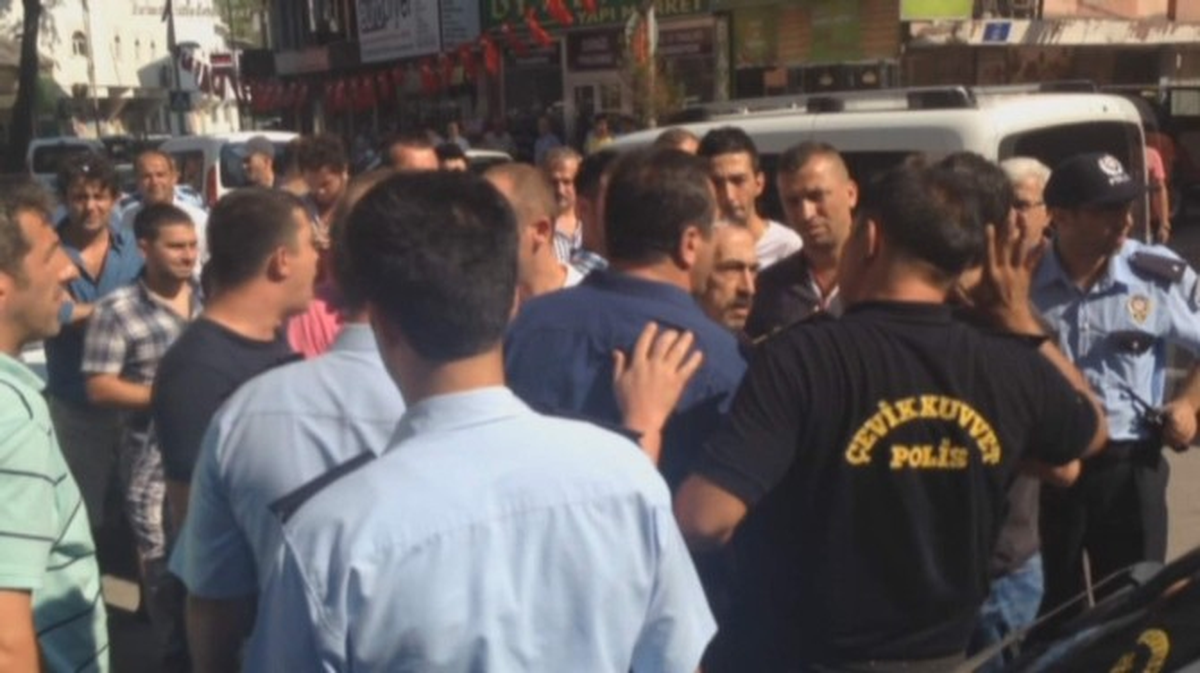 Kocaeli\'de Polisle Vatandaşlar Arasında Arbede: 1 Polis Yaralı, 3 Gözaltı