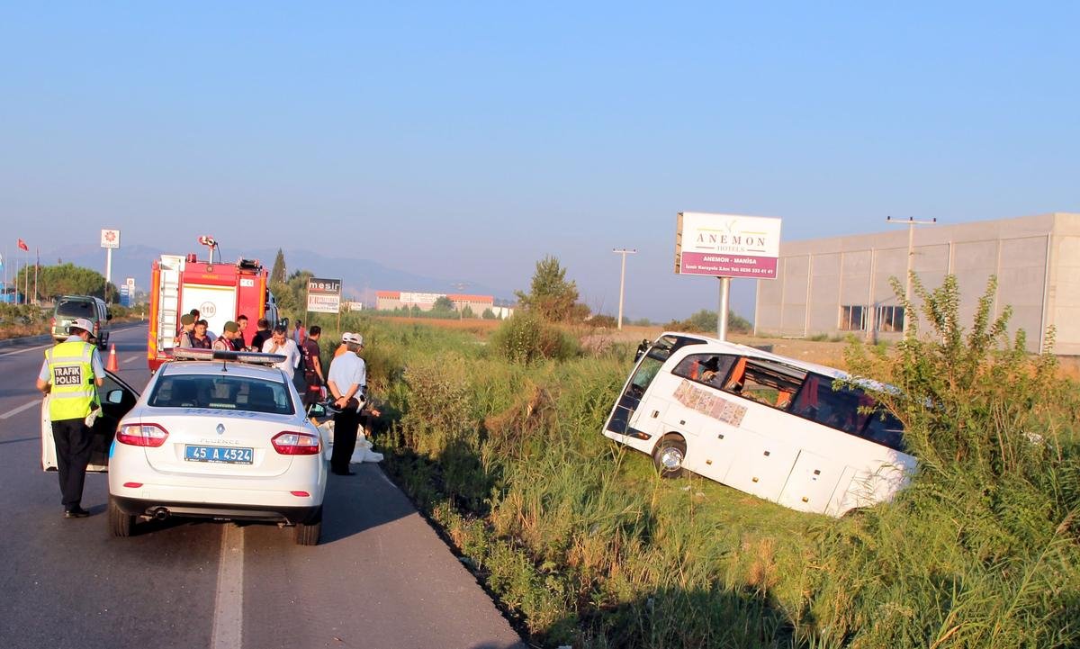 Manisa\'da Otobüs Şarampole Devrildi: 52 Yaralı