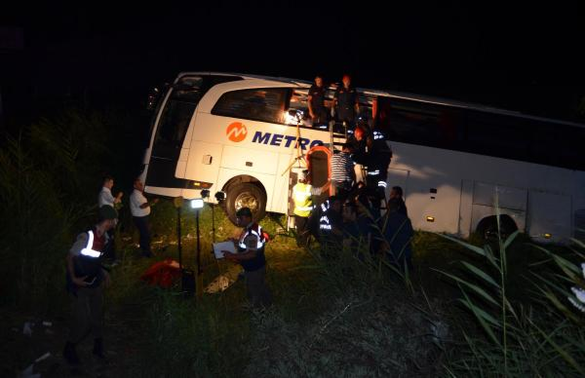 Manisa\'da Yolcu Otobüsü Tarlaya Uçtu: 52 Yaralı