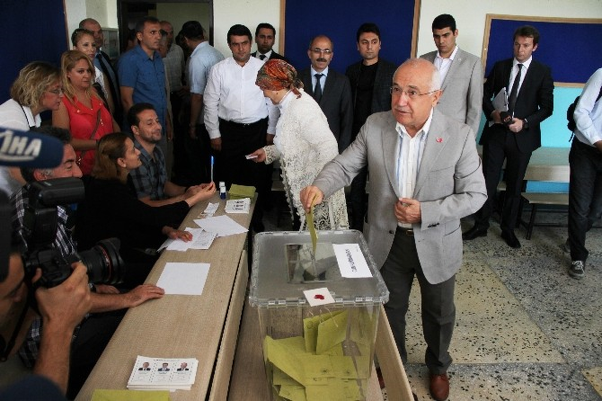 Meclis Başkanı Çiçek Oyunu Kullandı