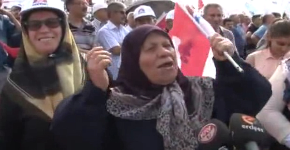 Miting Meydanında Kendinden Geçen Teyze