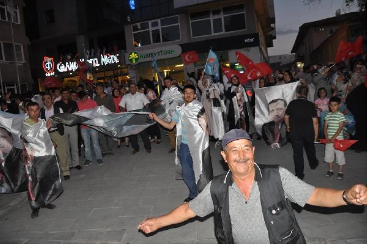 Niğde AK Parti\'de Havai Fişekli Seçim Kutlaması