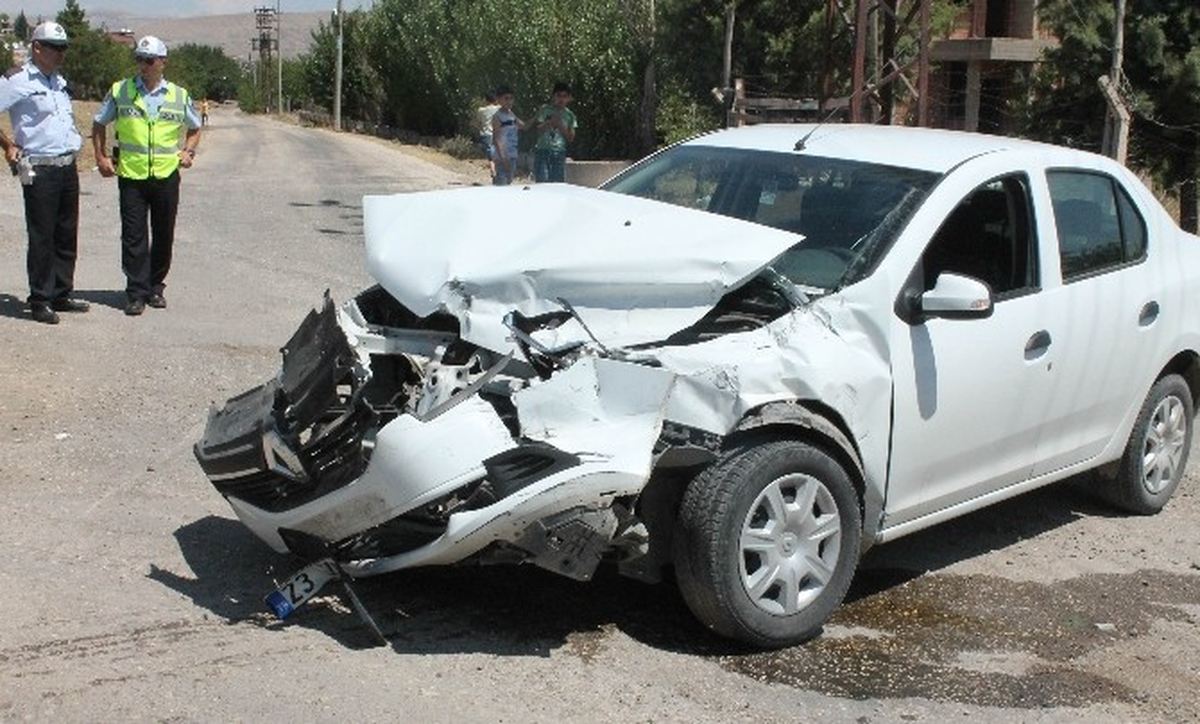 Oy Kullanmaya Giderken Kaza Yaptılar: 3 Yaralı