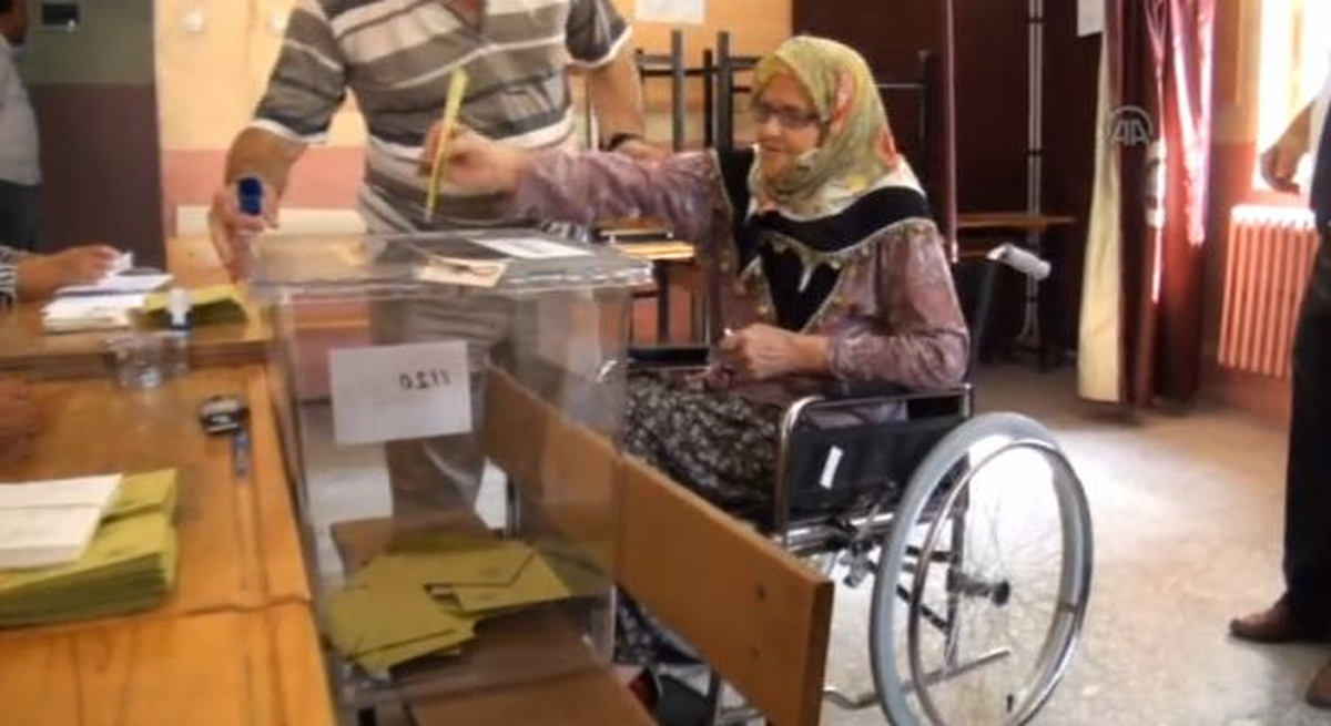 Oy Kullanmaya Otomobil Bagajında Geldi
