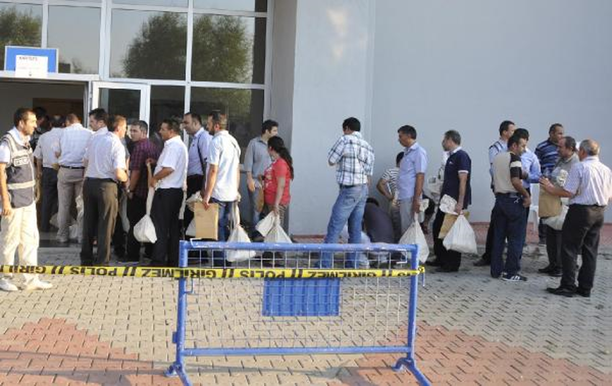 Oy Pusulaların Getirildiği Salonda Uzun Kuyruklar Oluştu