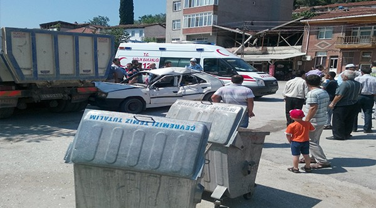 Park Halindeki Kamyona Çarptı, Araçta Sıkıştı