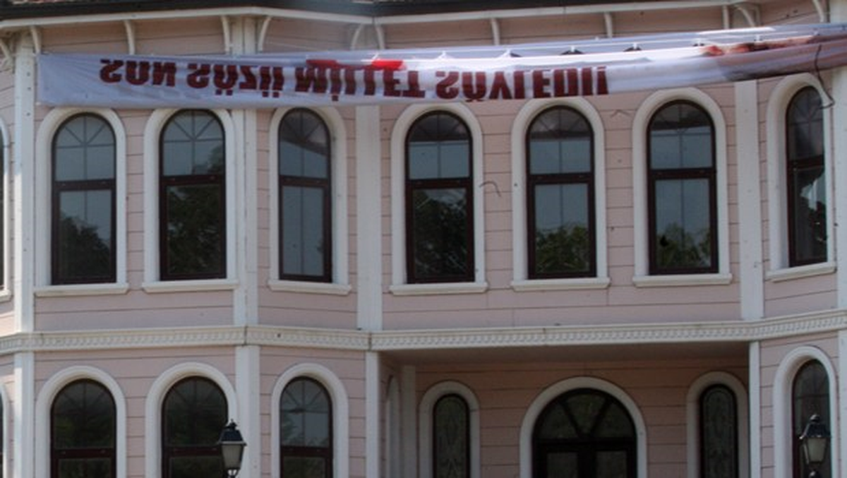 Saklanan Pankart Açıldı