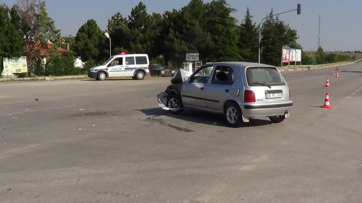 Sandıklı\'da Otomobille Motosiklet Çarpıştı: 2 Yaralı