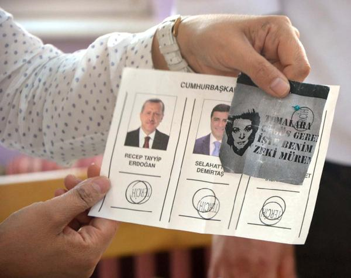 Sandıktan \'Tomalar\'a Göğüs Geren İşte Benim Zeki Müren\' Çıktı