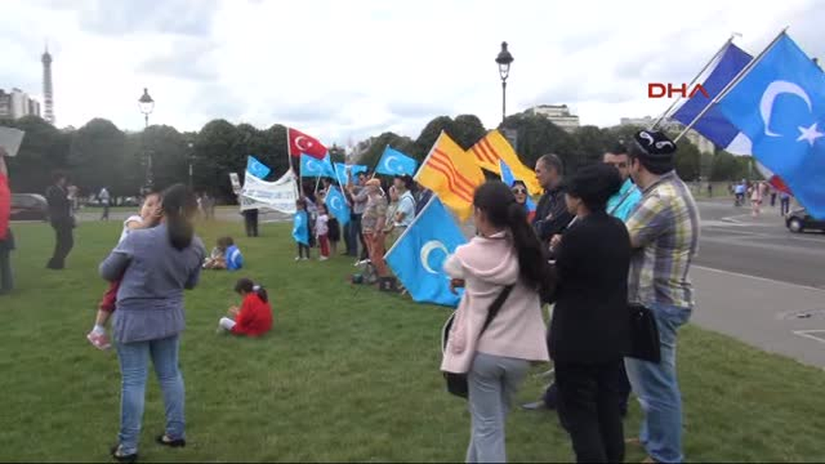 Paris\'te Uygurlar\'dan Çin Protestosu