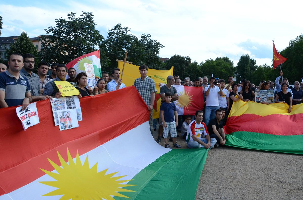 Yezidiler Almanya\'da Işid\'i Protesto Etti