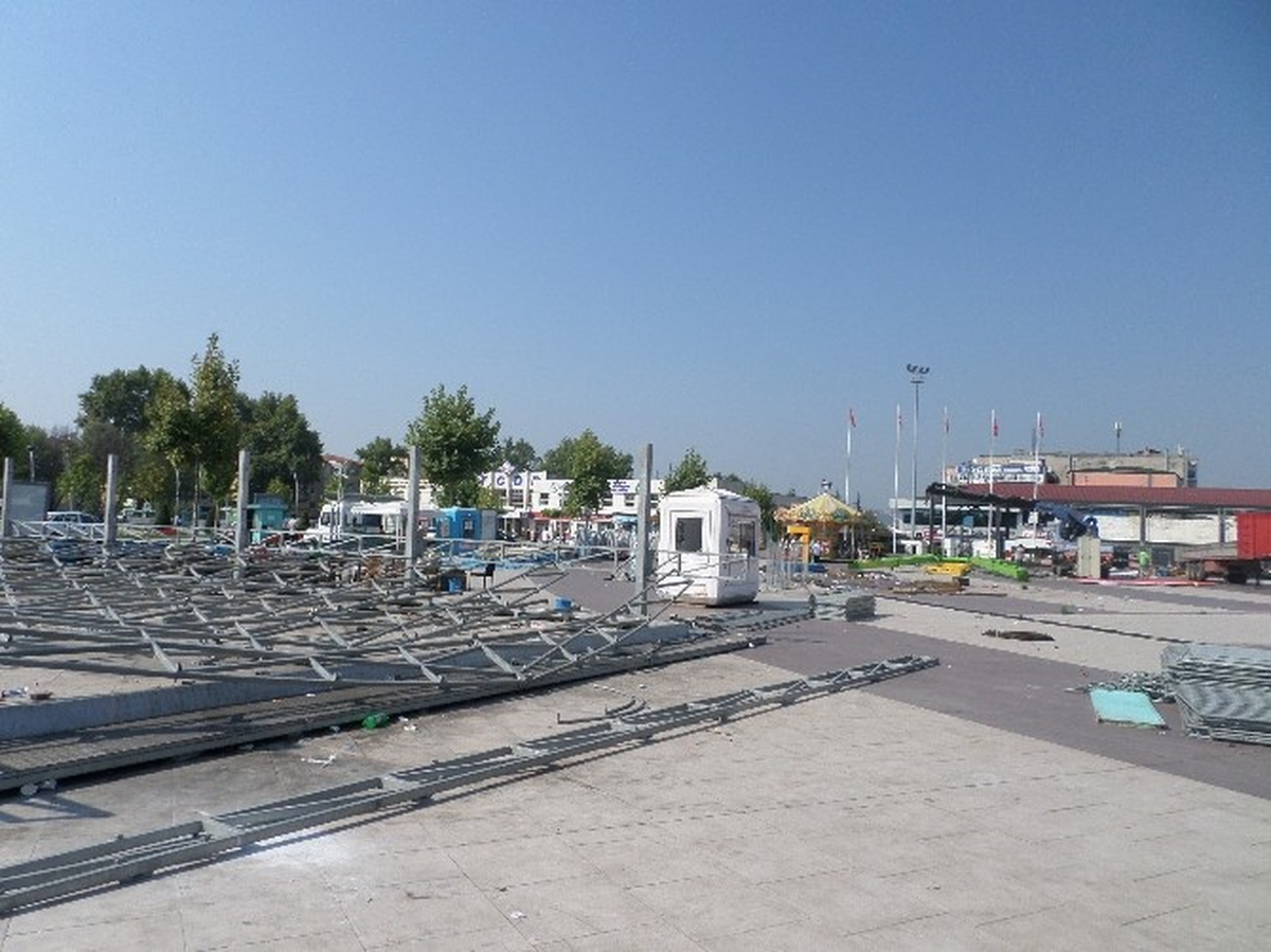 40 Günlük Hizmetin Ardından Lunaparklar Kaldırıldı