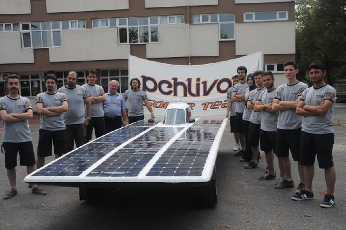 8 Ayda Güneş ve Elektrik Enerjili Araba Ürettiler