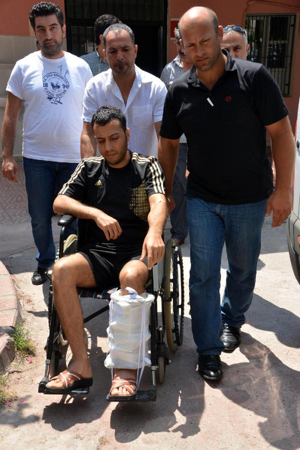 Adliyeye Tekerlekli Sandalyede Götürüldü
