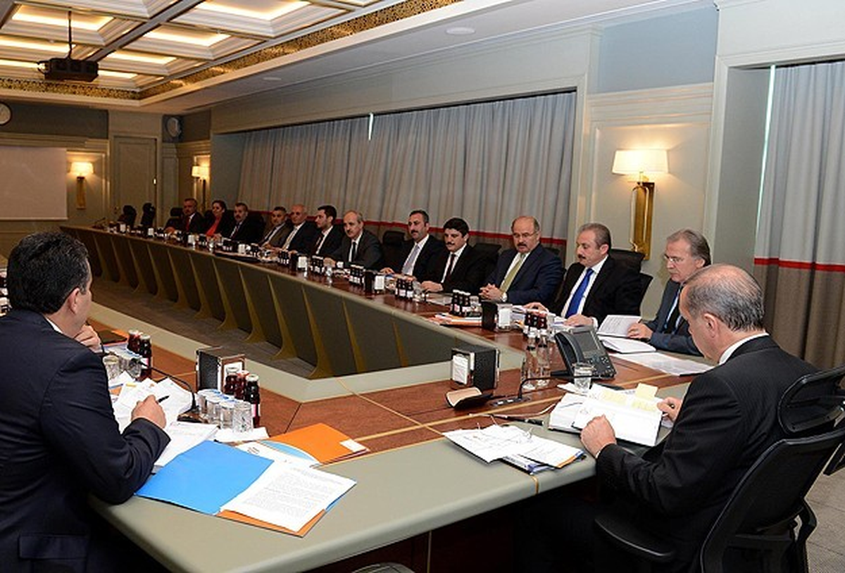 AK Parti\'de Kritik Toplantı Başladı
