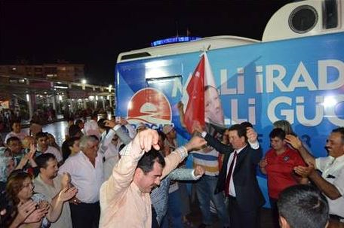 AK Parti\'den Kuşadası\'nda Havai Fişekli Kutlama