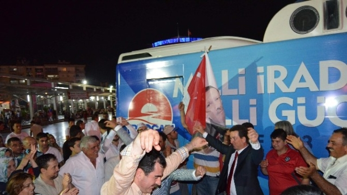 Ak Partililer Aydın\'da Kutlama Yaptı