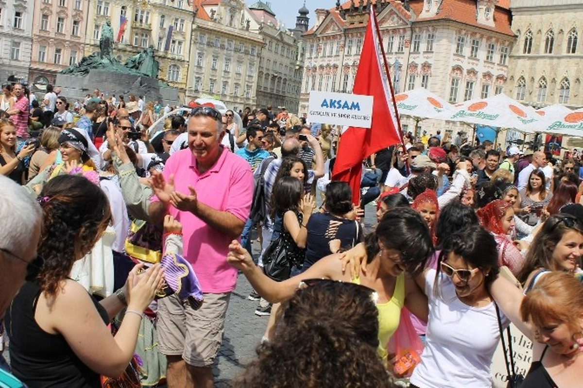 Aksam Halk Oyunları Topluluğu Prag\'da Sahne Aldı