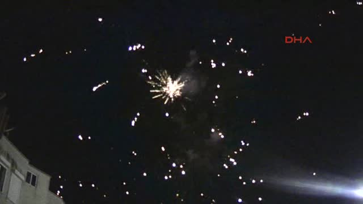 Anamur AK Parti\'de Konvoylu ve Havai Fişekli Kutlama