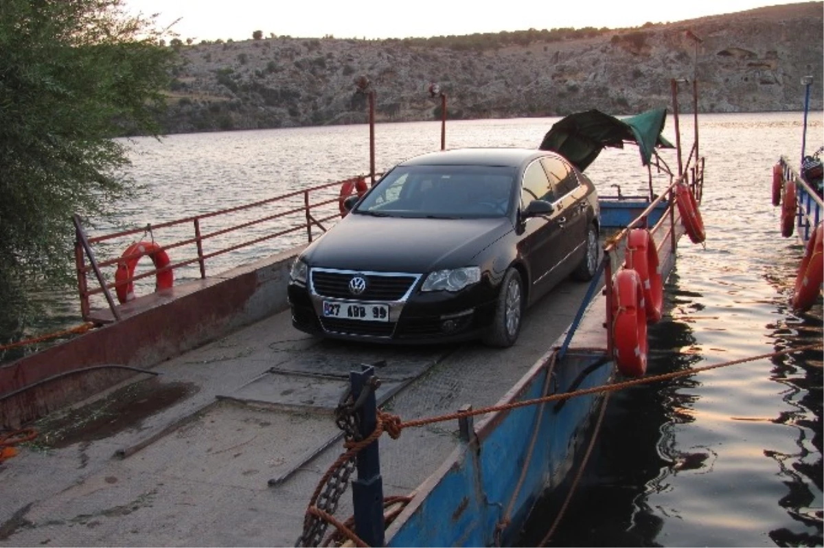 Arabanlı Sürücüler Fırat Nehri\'nde Salla Araç Taşımacılığını Tercih Ediyor