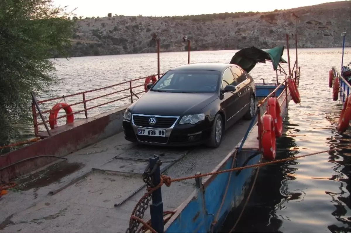 Arabanlı Sürücüler Fırat Nehri\'nde Salla Araç Taşımacılığını Tercih Ediyor