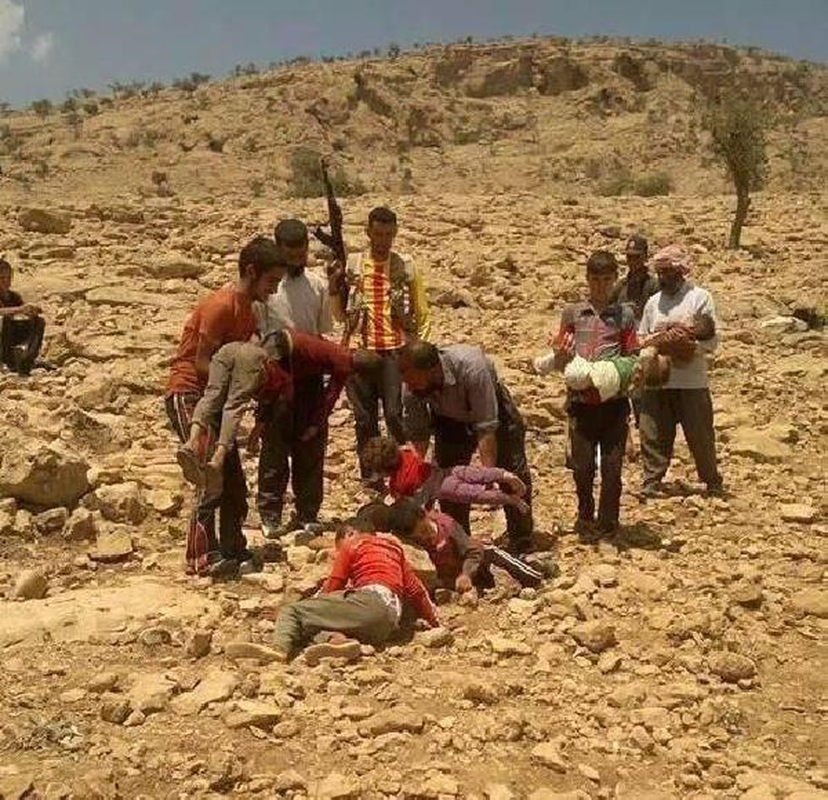 IŞİD 500 Ezidi\'yi Katlederek Toplu Mezara Gömmüş
