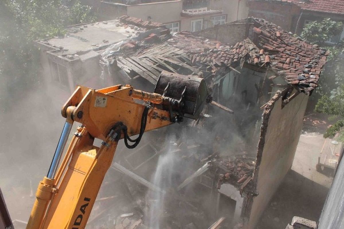 Madde Bağımlılarının Mesken Tuttuğu Metruk Bina Yıkıldı