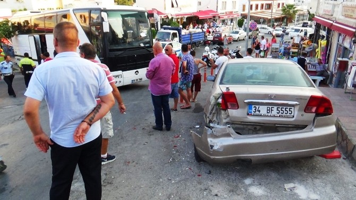 Bodrum'da Turist Dolu Tur Otobüsü Markete Girdi