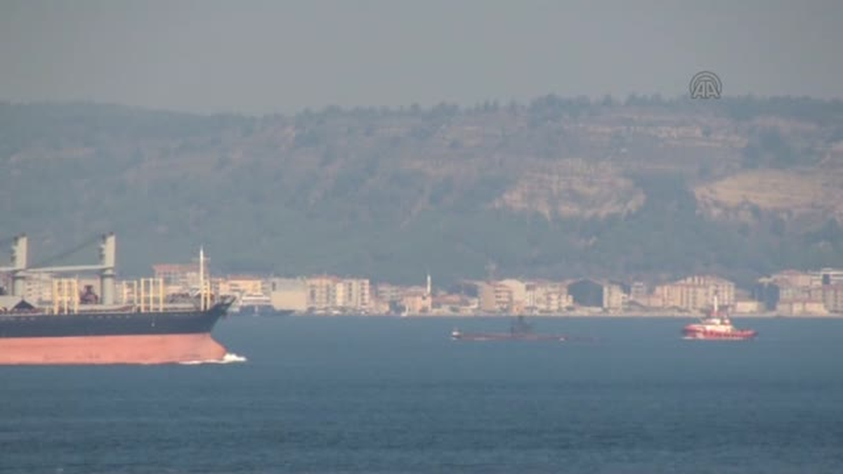 Bulgar Denizaltısı Boğaz\'dan Geçirildi