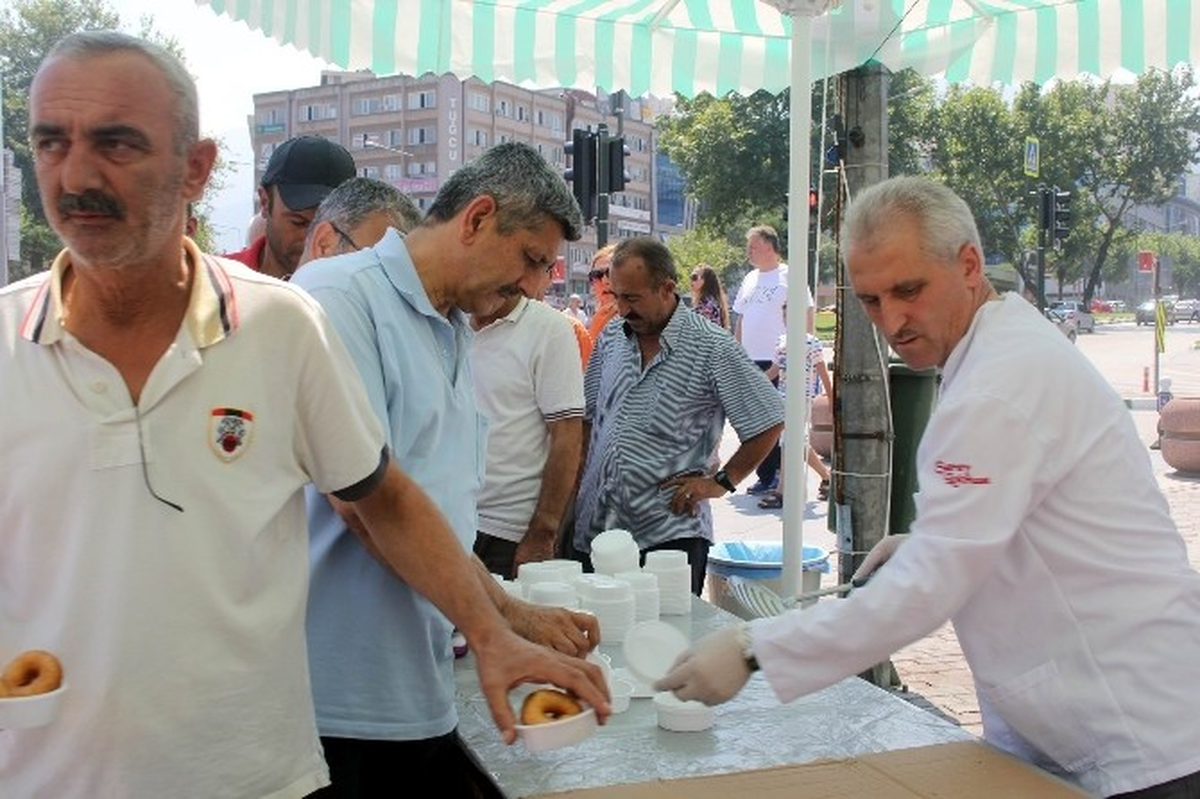 Bursa\'da Erdoğan İçin 15 Bin Kişiye Lokma Dağıtıldı