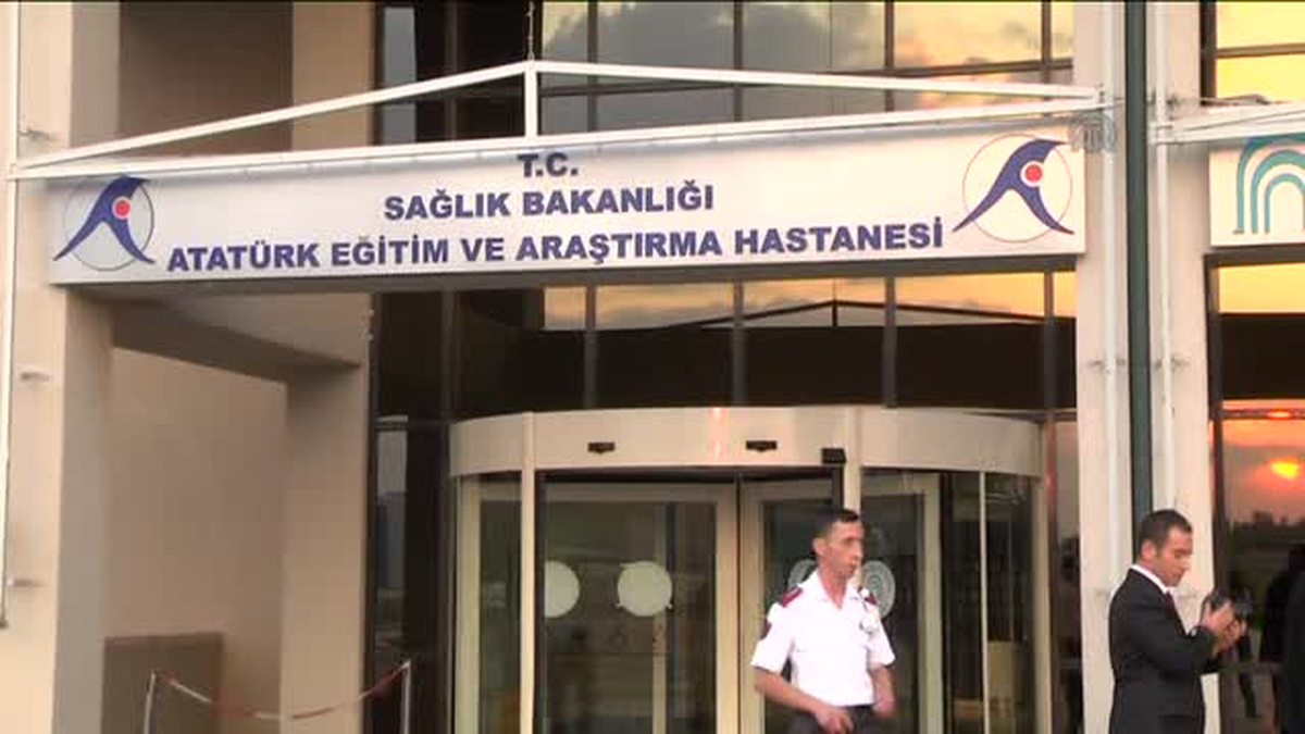 AB Bakanı Çavuşoğlu, Gazzeli ve Azeri Yaralıları Ziyaret Etti