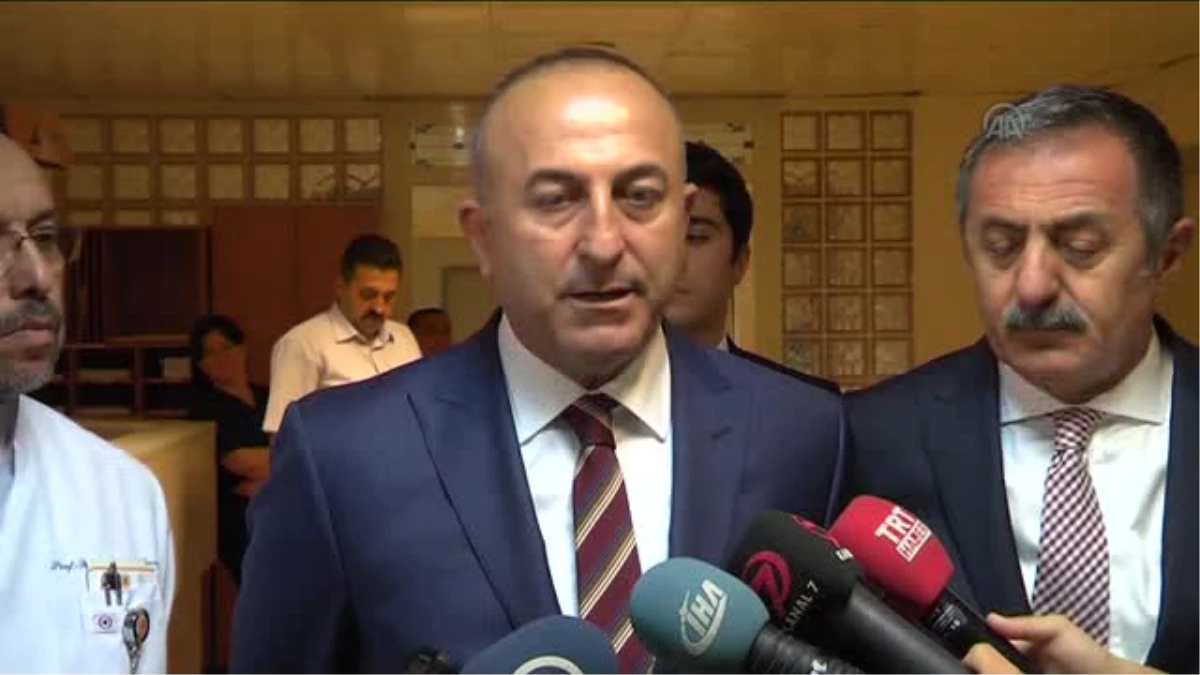AB Bakanı Çavuşoğlu, Gazzeli ve Azeri Yaralıları Ziyaret Etti