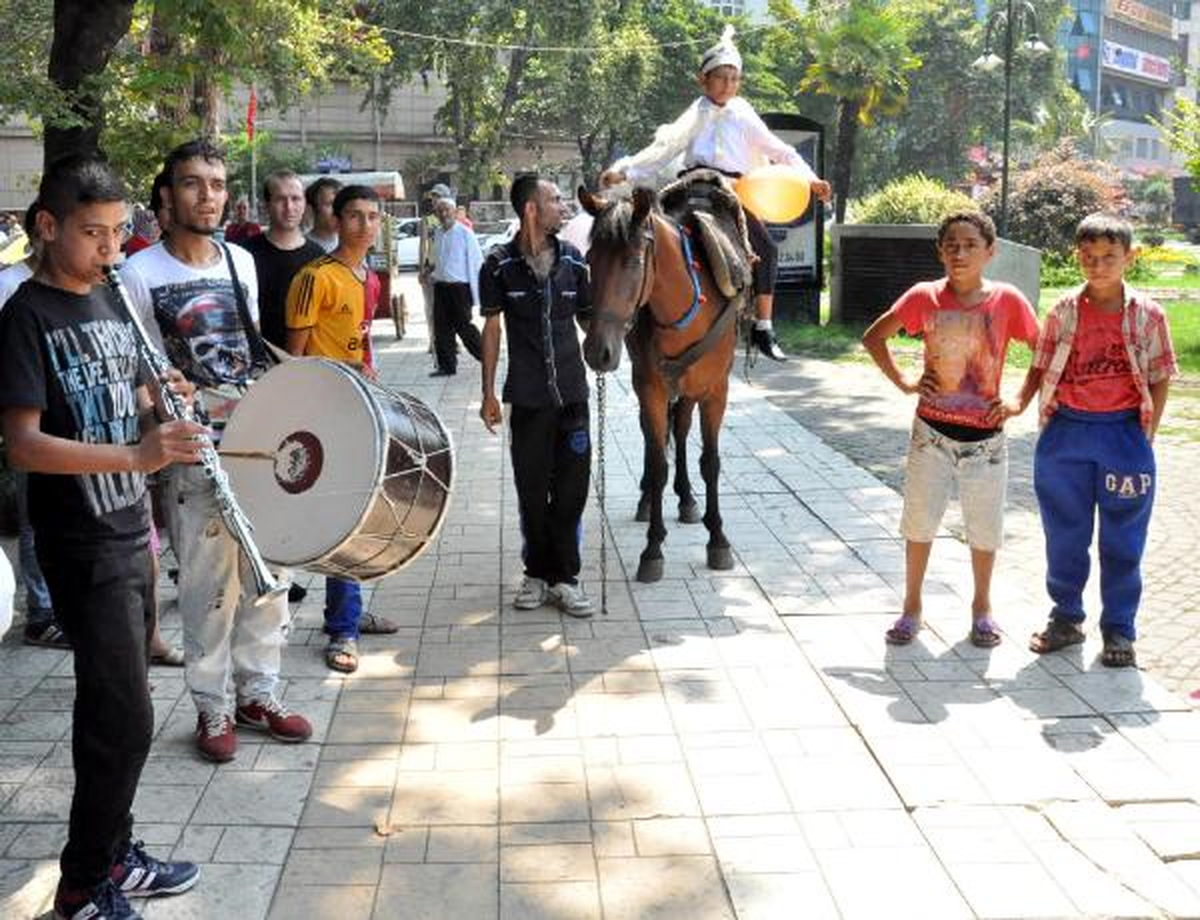 Oğlunu Meydanda Padişah Gibi Gezdirdi