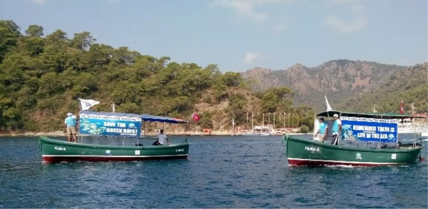 Denizlerdeki Katı Atıklar 3 Tekneyle Toplanıyor