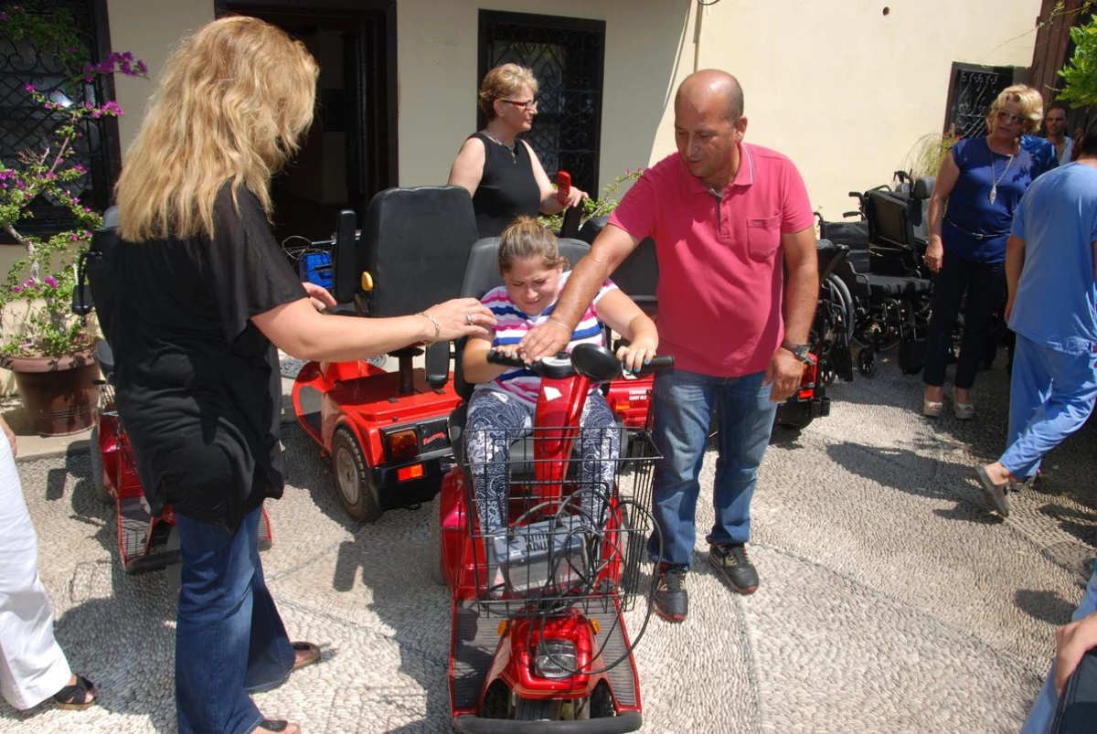 Engelli Vatandaşlara Akülü Araba Verildi
