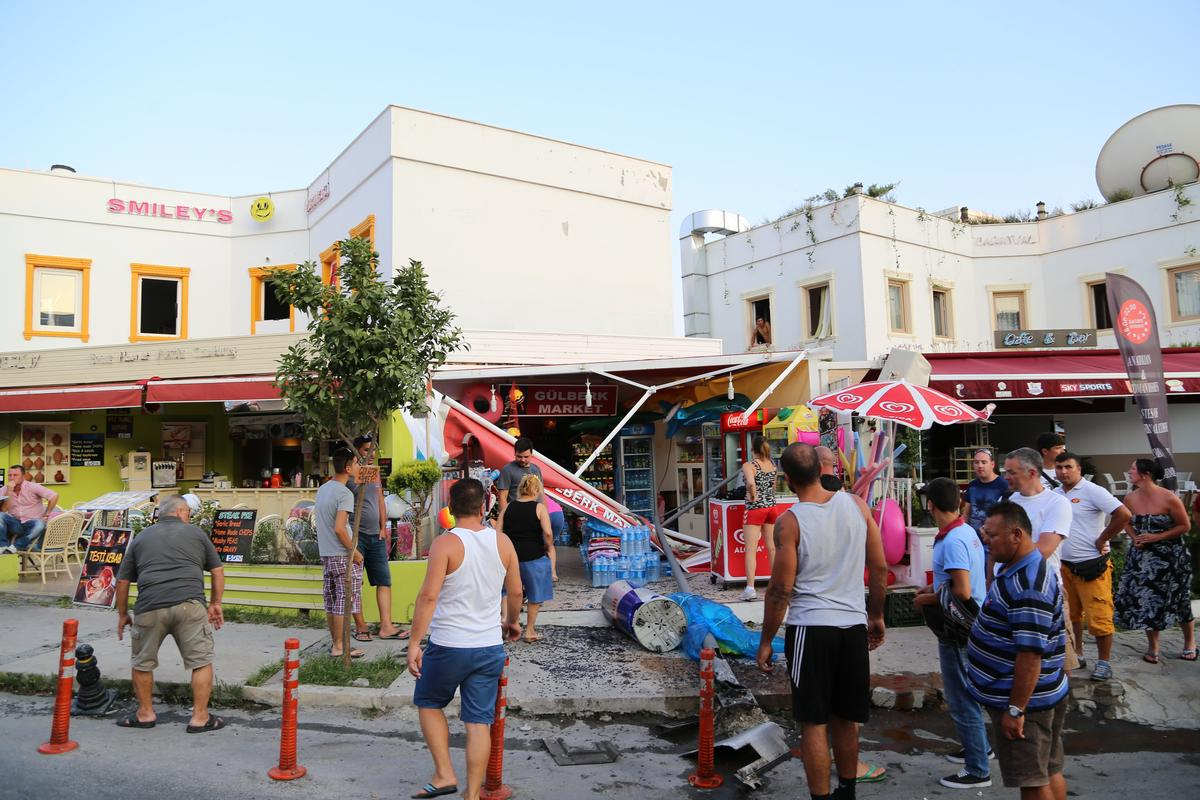 Bodrum\'da Freni Boşalan Tur Otobüsü Otomobillere Çarptı