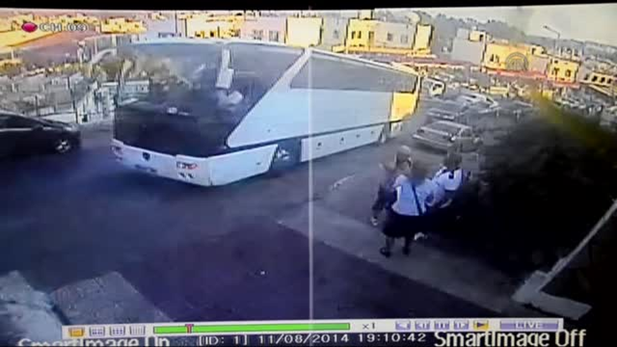 Freni boşalan tur otobüsü otomobillere çarptı -