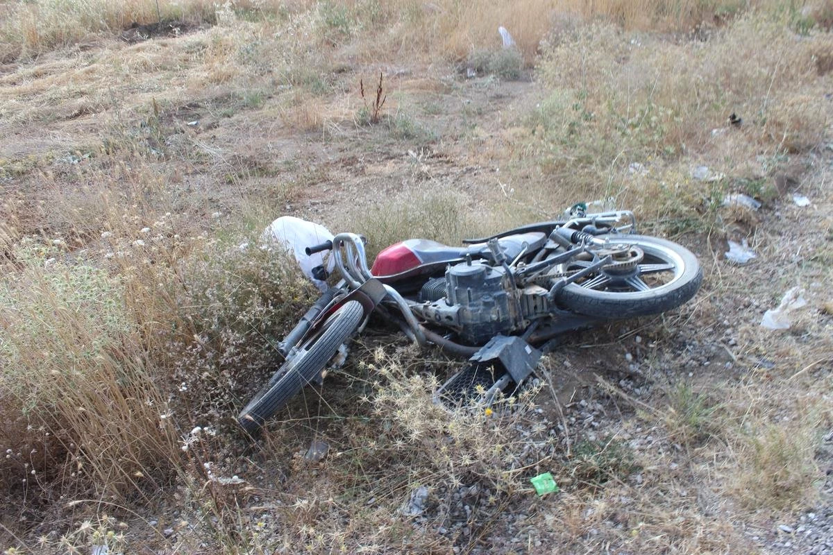 Hüyük\'te Otomobil Motosiklete Çarptı: 1 Yaralı
