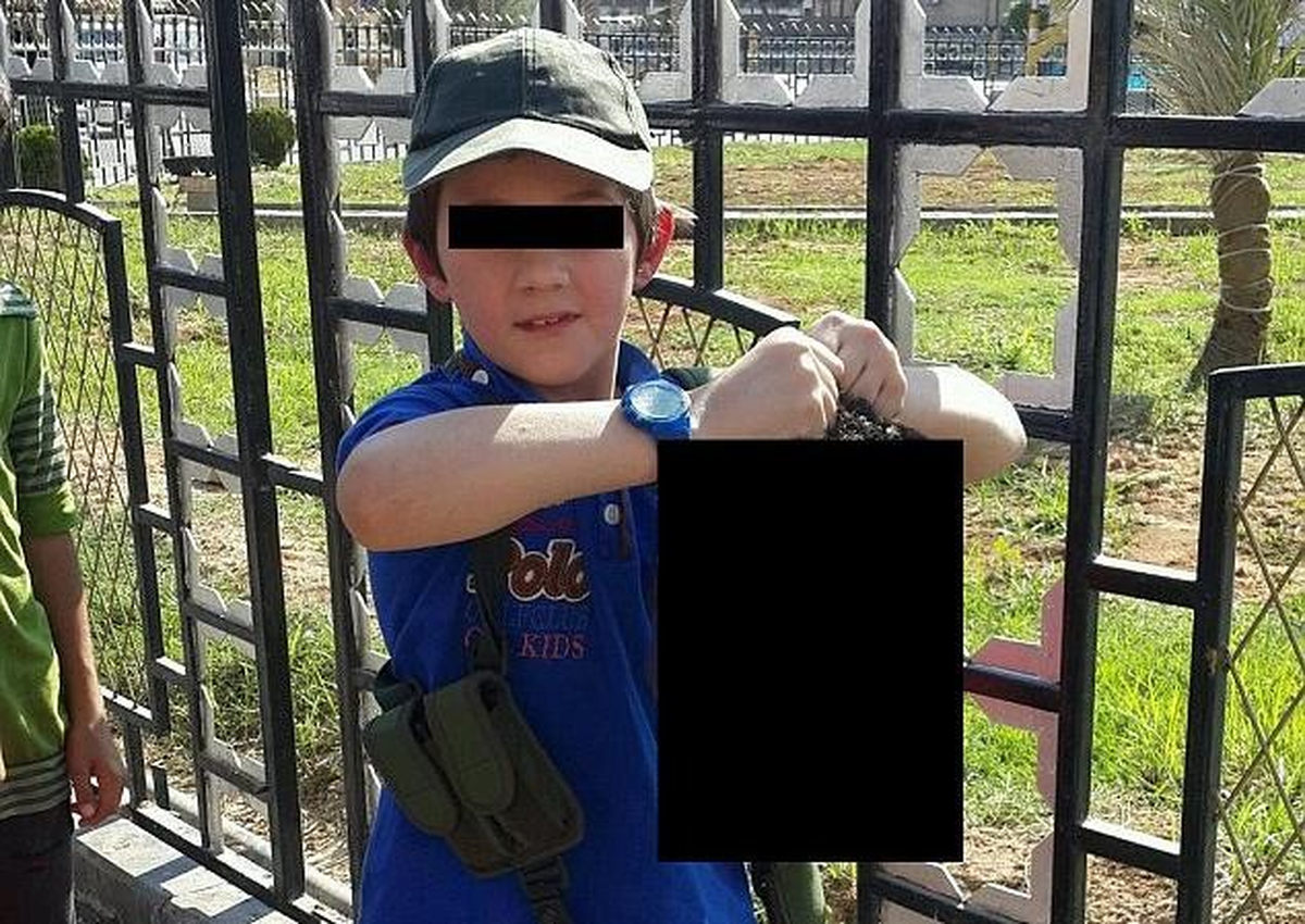 Küçük Oğluna Suriyeli Askerin Kesik Başını Tutturup Fotoğrafını Çekti