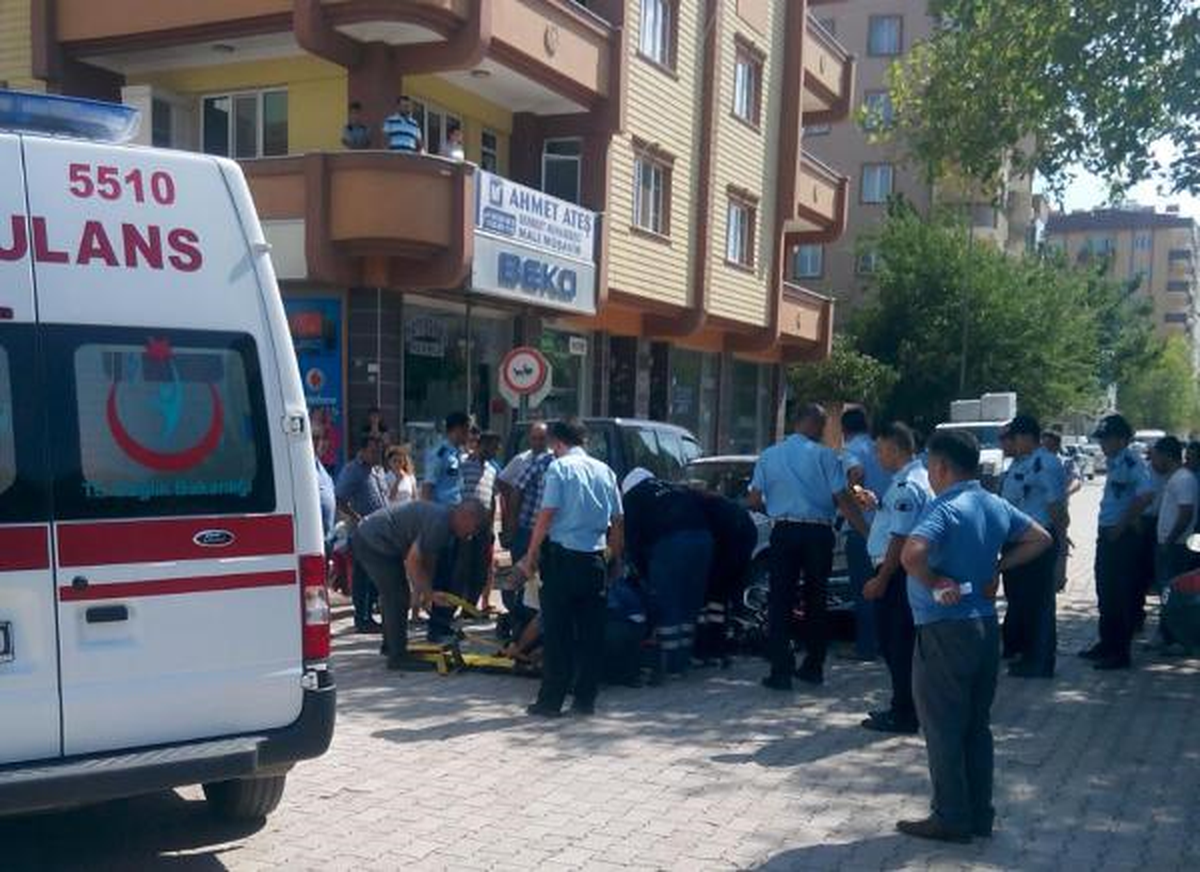 İslahiye\'de Otomobile Çarpan Motosikletli Yaralandı