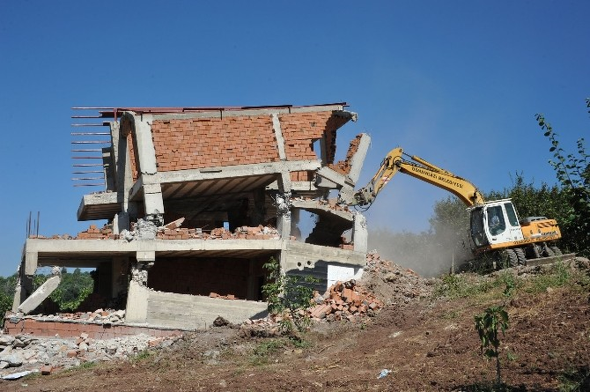 Kaçak Villa İnşaatı Yerle Bir Edildi