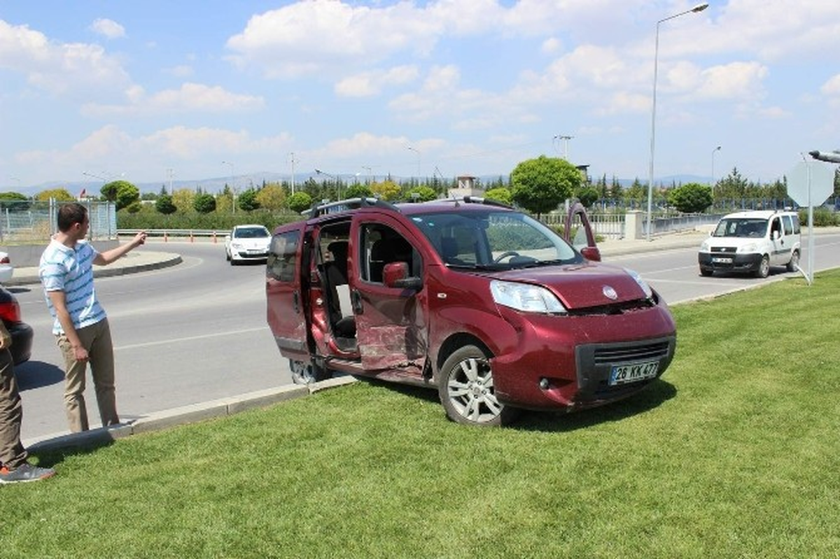Kamyonetle Otomobil Çarpıştı: 1 Yaralı