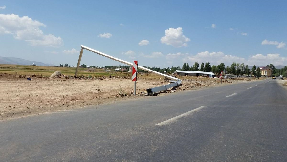 Kamyonun Çarptığı Mobesse Direği Devrildi