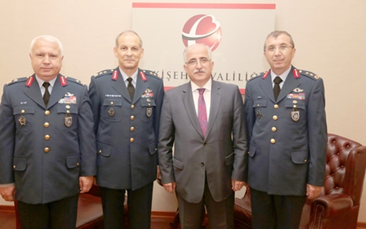 Komutanlardan Vali Tuna\'ya Ziyaret