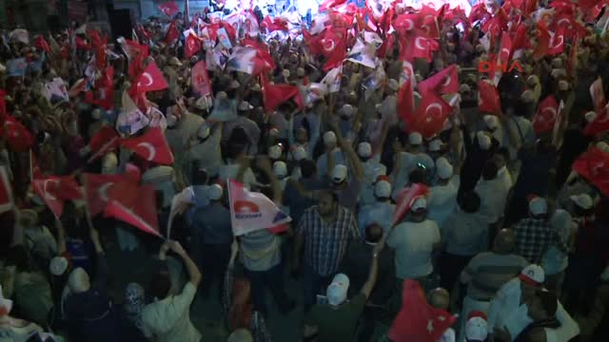 Bursa\'da Ak Partililerden Pastalı Kutlama