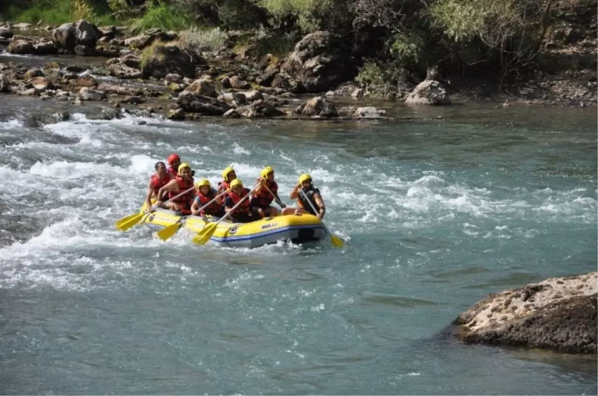 Munzur Çayı\'nda Engelliler Rafting Yaptı